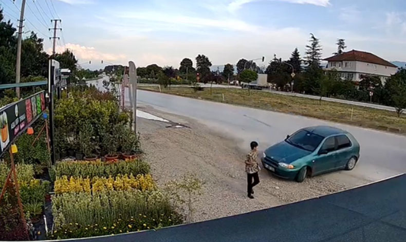 Yolda yürürken kazadan kıl payı kurtuldu