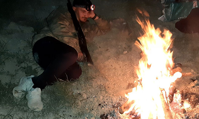 Çiftçiler ellerinde tüfeklerle domuz nöbeti tutuyor