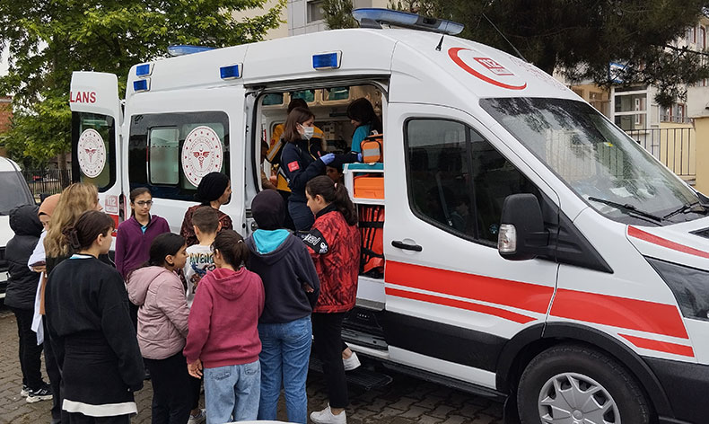 Sınıfta biber gazı topu patladı