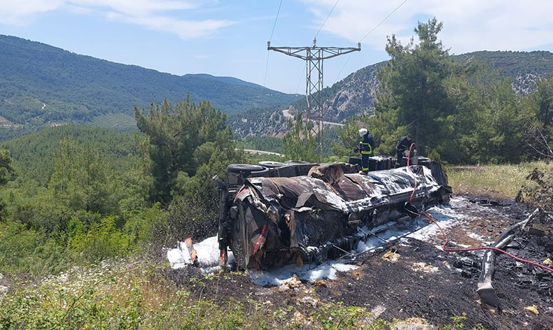 Antalya’da devrilen zift yüklü tırda can pazarı