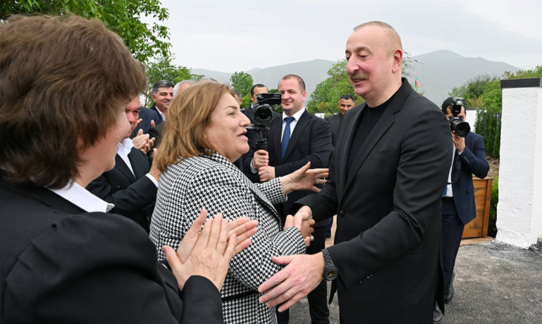 Aliyev, Hocalı’ya taşınan halkla bir araya geldi