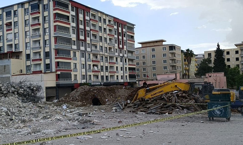 Ağır hasar alan bina yıkım sırasında çöktü