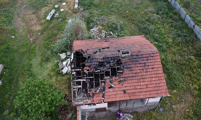 Yaşlı kadının evi yangında küle döndü