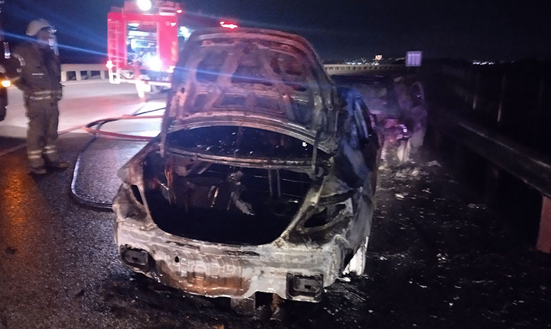 Ters yönde giden otomobil ile ticari taksi çarpışarak alev alev yandı