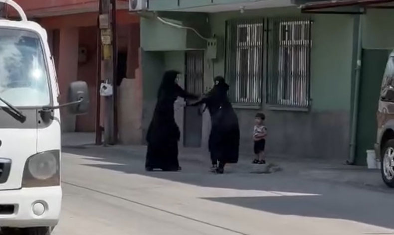 Dilenci kadınların terlikli, çantalı ‘yer’ kavgası
