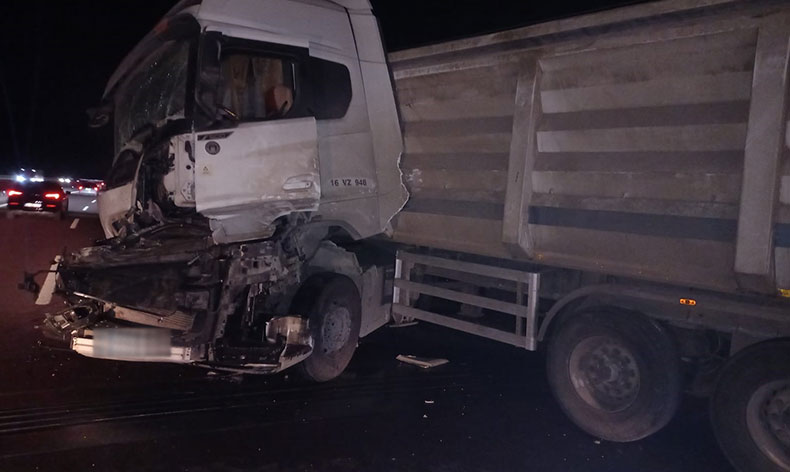 Yalova’da tır kamyona arkadan çarptı