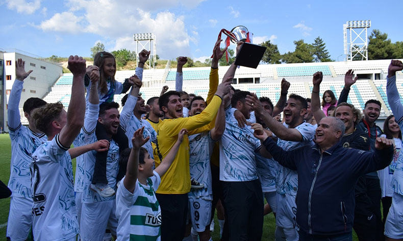 Nilüferli futbolcular şampiyonluk kupasına kavuştu
