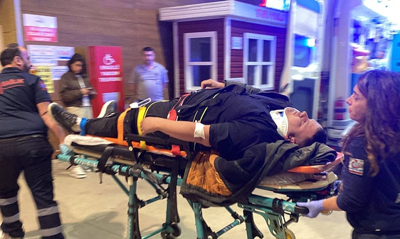 Motosiklet yayaya çarptı: 2 kişi yaralandı