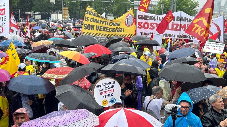 Ankara’da 1 Mayıs sağanak yağmur altında kutlandı