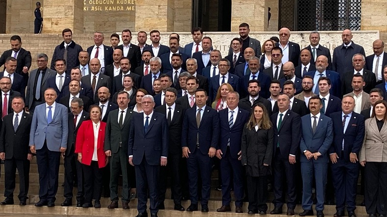 İYİ Parti lideri Müsavat Dervişoğlu’ndan Anıtkabir’e ziyaret