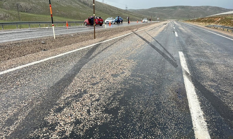 Kayganlaşan yolda karşı şeride geçip takla attı