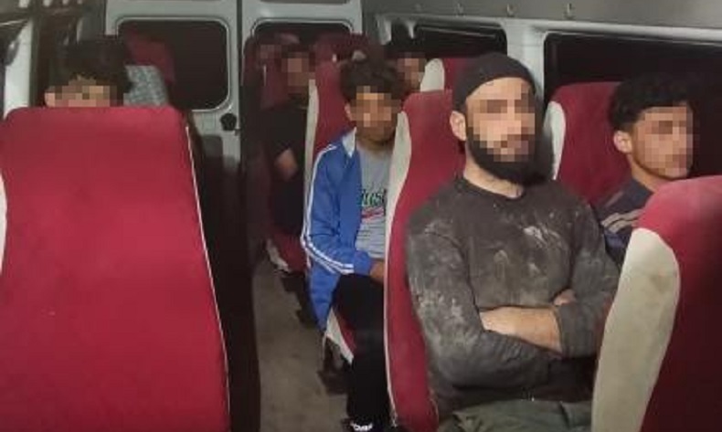 Hatay’da 11 kaçak göçmen minibüste yakalandı