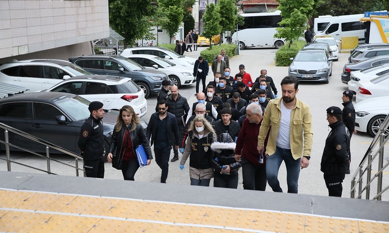 Eskişehir merkezli fuhuş operasyonunda yakalanan şüphelilerden 4’ü tutuklandı