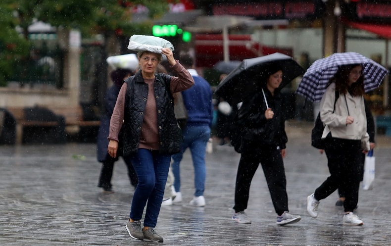 Bursa'da kimisi yağmurdan kaçtı, kimisi de tadını çıkardı