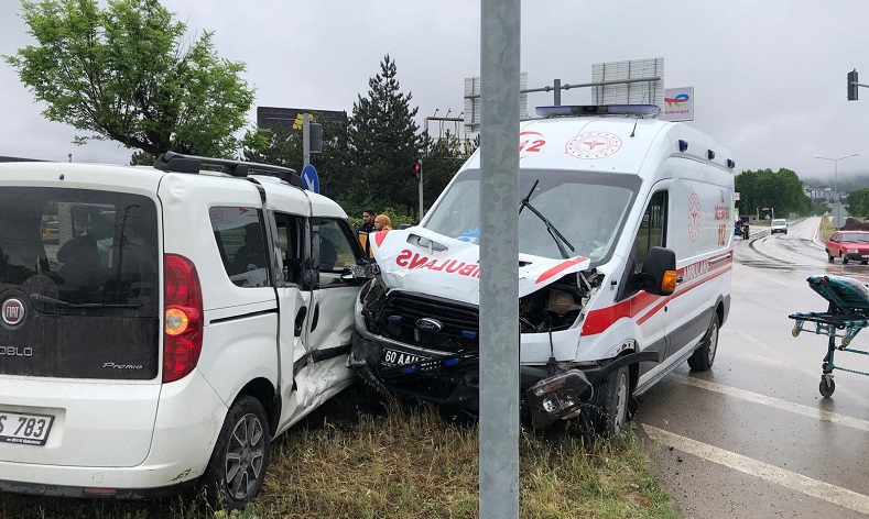 Ambulans ile panelvan araç çarpıştı