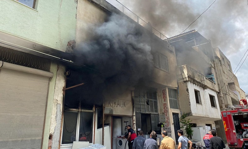 Beyaz eşya tamiri yapan işletmede yangın çıktı