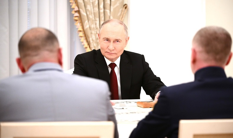 Rusya Devlet Başkanı Vladimir Putin: “Askerlerimizin üstünde sinek gibi insansız hava araçları uçuyor”