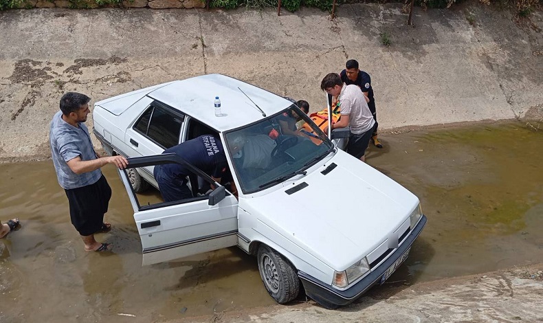 Otomobil sulama kanalına düştü