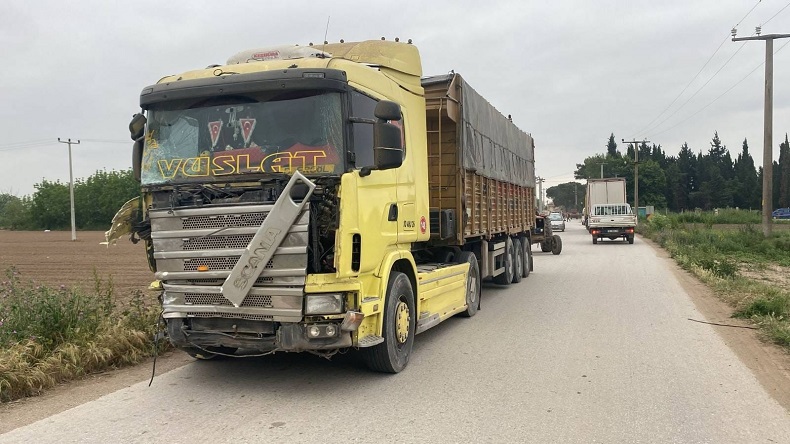 Bursa’da servis aracı ile tır çarpıştı: 3 yaralı