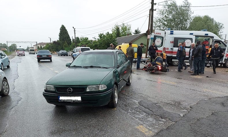 Otomobil ile motosiklet çarpıştı