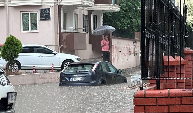 Aşırı yağmur nedeniyle evleri su bastı