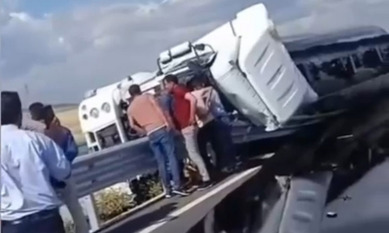 Nusaybin’de petrol yüklü tanker devrildi