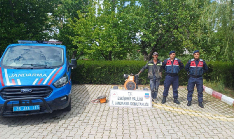 Tarladan su motoru çalan 2 şüpheli yakalanıp gözaltına alındı
