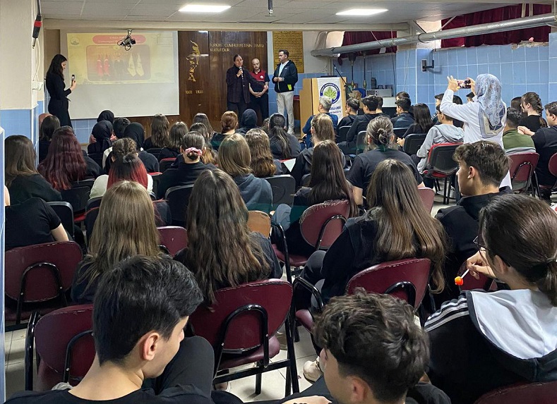 Osmangazi Belediyesi İklim Değişikliği ve Sıfır Atık Müdürlüğü ekipleri, 15 Mayıs Dünya İklim Günü dolayısıyla Çınar Anadolu Lisesi öğrencilerine yönelik bir eğitim gerçekleştirdi.