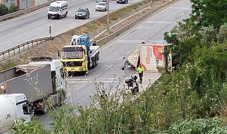 Bursa’nın Gemlik ilçesinde takla atan tır, yolu trafiği kapattı. 