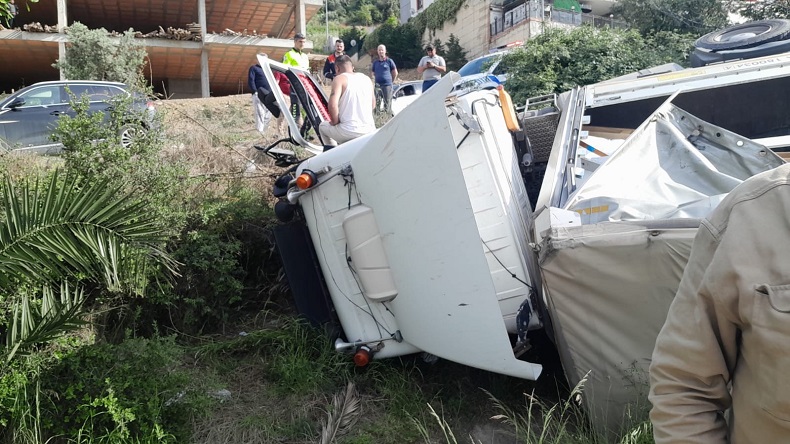 Bursa’nın Gemlik ilçesinde takla atan tır, yolu trafiği kapattı. 
