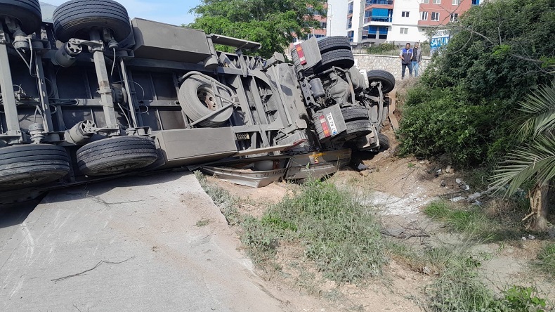 Bursa’nın Gemlik ilçesinde takla atan tır, yolu trafiği kapattı.