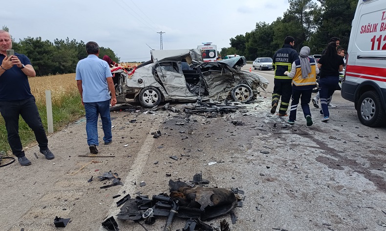 Trafik kazası sonrası ortalık savaş alanına döndü