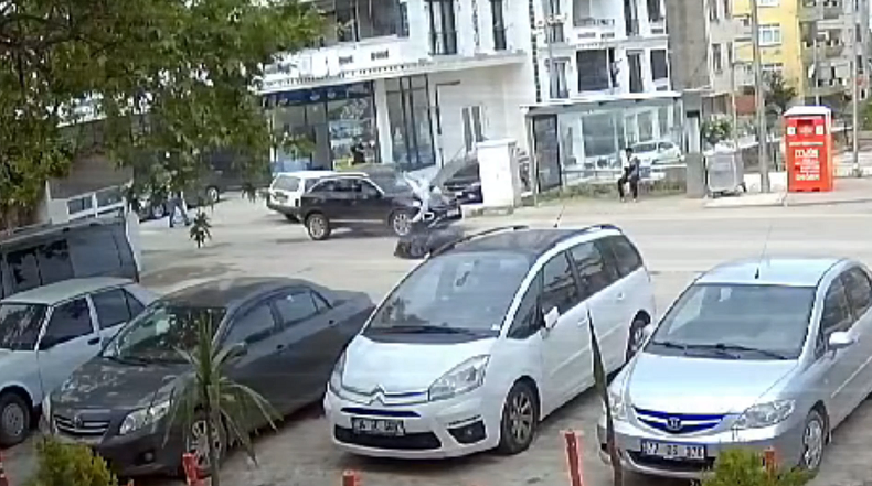 Caddeye kontrolsüz çıkan motosiklet ciple çarpıştı