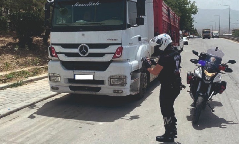 Denizli’de şehir içinde aykırı park eden araçlara ceza yazıldı