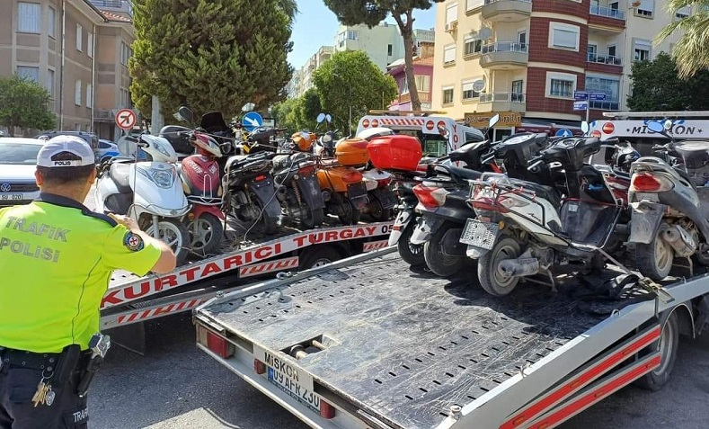 Söke’de trafik ekiplerinden motosikletlere sıkı denetim