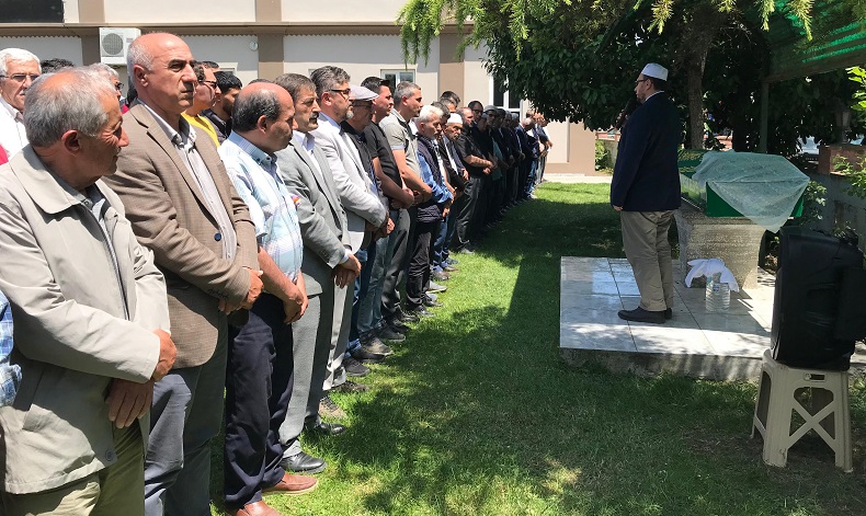 Oğlu tarafından benzin dökülerek yakılmıştı, son yolculuğuna uğurlandı