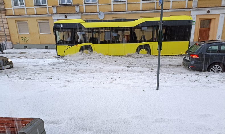 Polonya’da sağanak yağış ve dolu hayatı felç etti