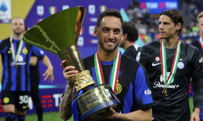 Hakan Çalhanoğlu, Serie A’da sezonun en iyi orta saha oyuncusu ödülüne aday gösterildi