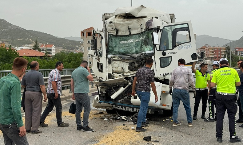 Burdur’da tıra arkadan çarpan kamyon sürücüsü yaralandı
