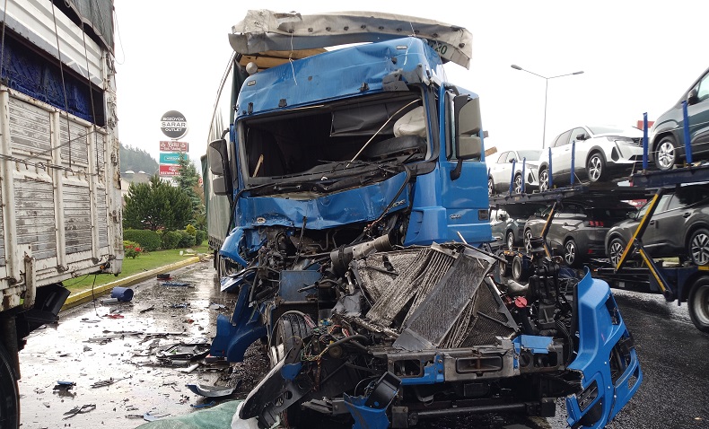 Yabancı uyruklu kadının kullandığı tır, kamyona arkadan çarptı