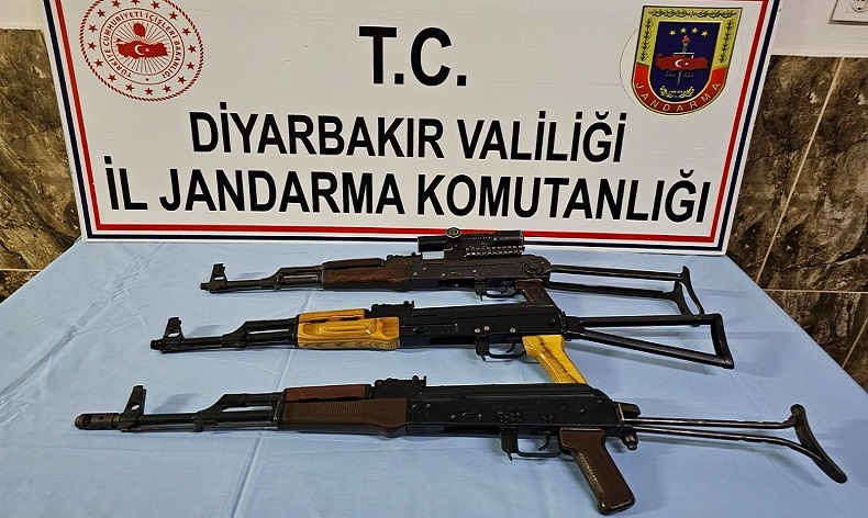 Jandarmanın durdurduğu araçta 3 adet AK-47 ele geçirildi