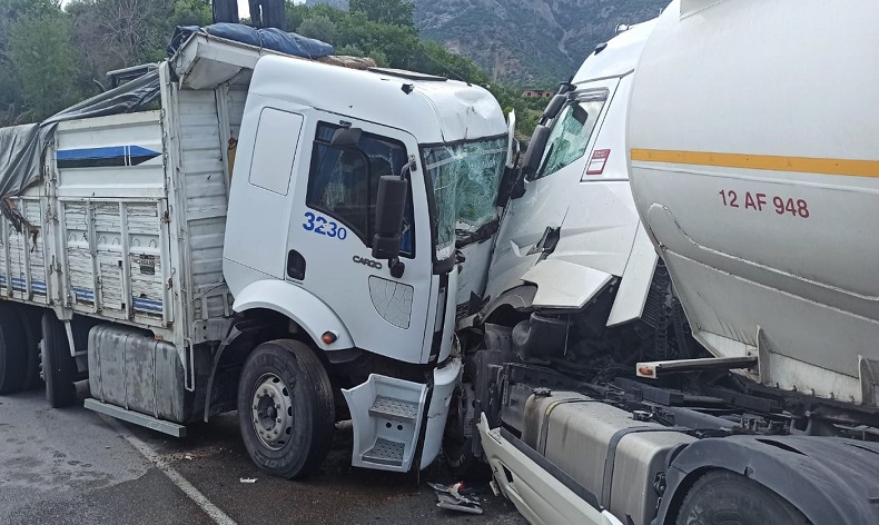 Yakıt tankeriyle tır kafa kafaya çarpıştı