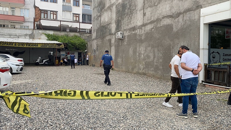 Sokak ortasında silahlı ve bıçaklı kavga