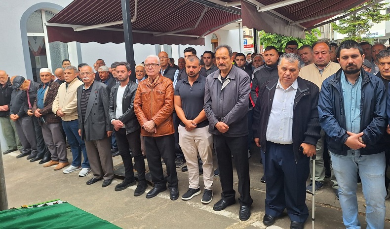 Kamyonun altında kalan kadın toprağa verildi