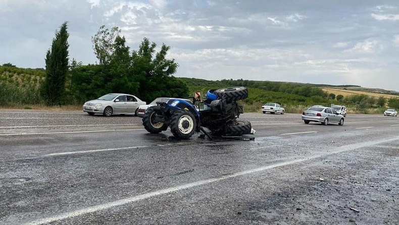 Kamyonun çarptığı traktör ikiye bölündü