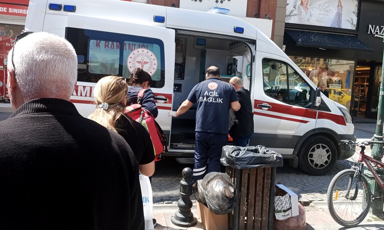 Yaşlı adam yürürken çarptığı ailedeki erkek tarafından darp edildi