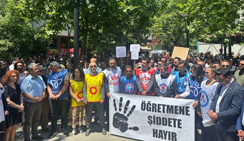 Saldırıya uğrayan öğretmen için kalem kırdılar