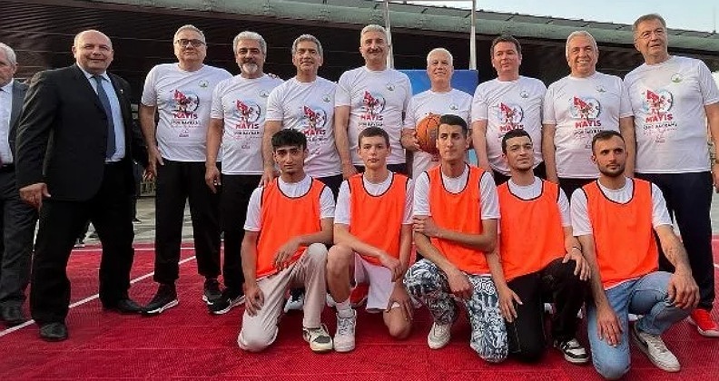 Başkanlar gösteri maçında ter döktü