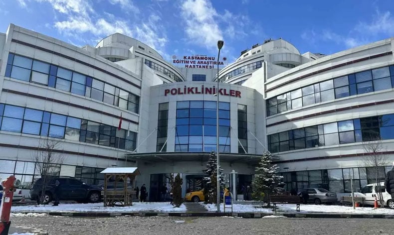 Evde dengesini kaybederek düşen kadın ağır yaralandı
