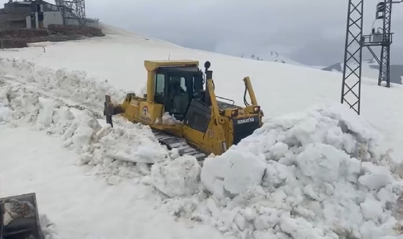 Hakkari’de yol açma çalışması sürüyor